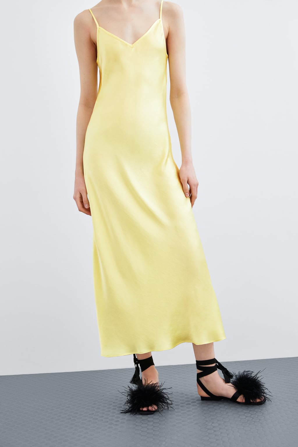 Vestido satinado en color amarillo pastel: 25,95 euros en Zara.