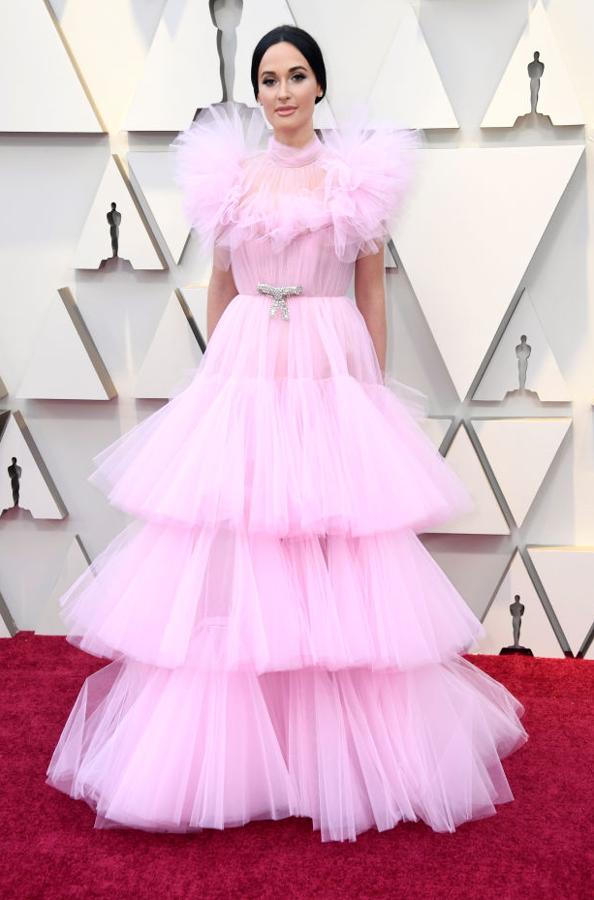 Kacey Musgraves lució un vestido color rosa palo de volantes con un cinturón de Swarovski de la firma de alta costura Giambattista Valli.