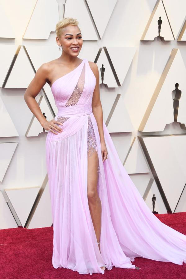 Meagan Good con un vestido de gasa rosa palo con abertura total en una pierna.