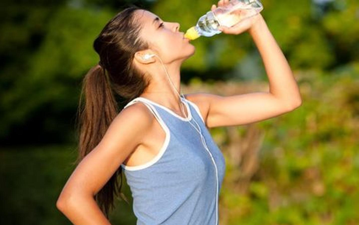 Es muy importante mantener a tu  cuerpo hidratado antes, durante y después del ejercicio físico . Esto nos beneficiará de cara a la recuperación muscular y evitará posibles calambres y lesiones. Además es importante reponer el glucógeno muscular a través de alimentos ricos en  hidratos de carbono  como la pasta.