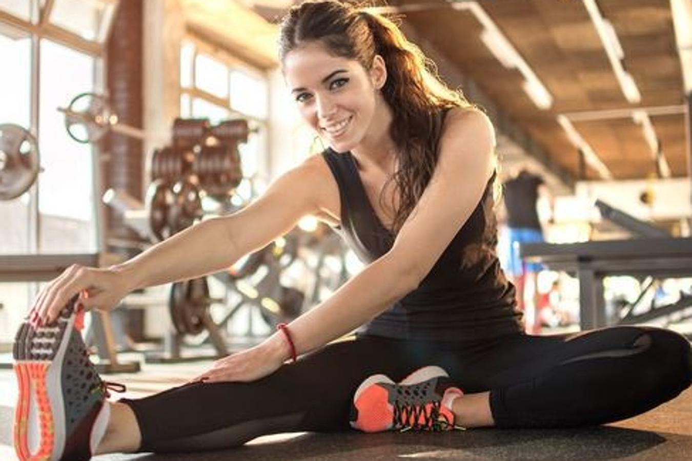 Estirar es fundamental a la hora de terminar tu rutina de ejercicios y  evitar la aparición de las agujetas.  Al igual que el calentamiento, requiere de unos  10 - 15 minutos .