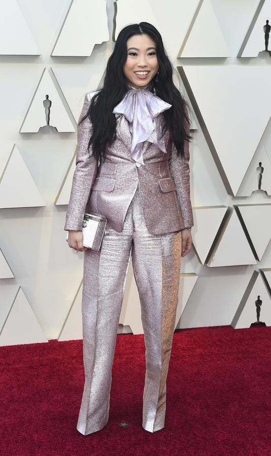 Awkwafina ha apostado por un look con traje pantalón glitter de inspiración setentera de Dsquared2 en la alfombra roja de los Premios Oscar 2019.