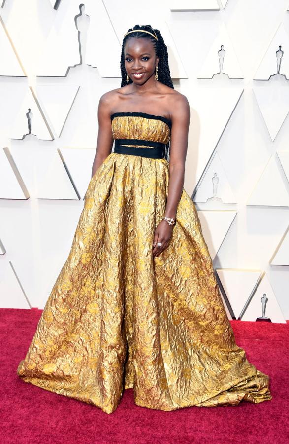 Danai Gurira ha defendido uno de los vestidos más complicados de la alfombra roja de los Oscar: este diseño princesa en dorado de Brock Collection.