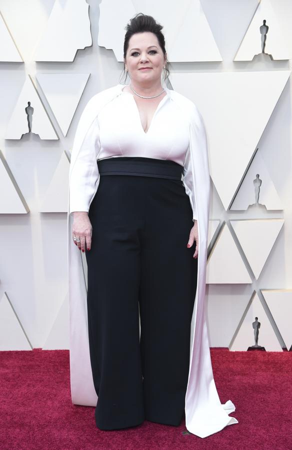 Melissa McCarthy, muy elegante con un look 'black&white' con pantalón de Brandon Maxwell en la alfombra roja de los Oscar 2019.