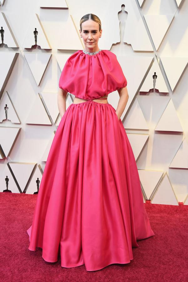 Sarah Paulson, de rosa fucsia con un vestido firmado por Brandon Maxwell en la alfombra roja de los Oscar 2019.