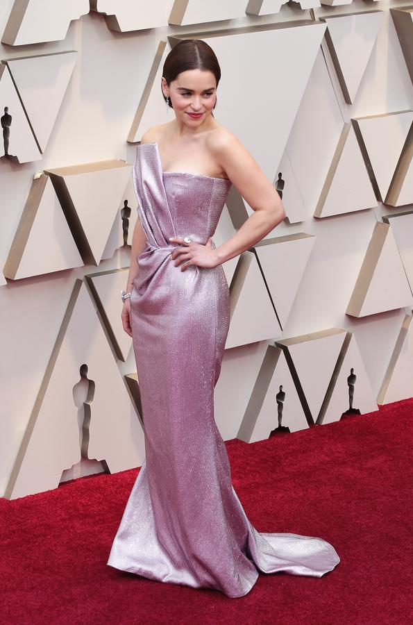 Emilia Clarke, elegantísima en la alfombra roja de los Oscar 2019 con un vestidazo de Balmain con silueta de inspiración sirena en lila metalizado.