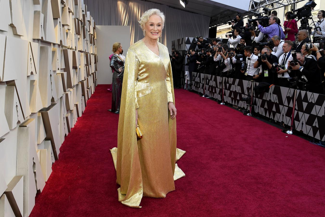 Glenn Close ha brillado con luz propia con uno de los looks más elegantes de los Premios Oscar 2019: este vestidazo dorado con mangas capa creado en exclusiva para ella por Wes Gordon para Carolina Herrera.
