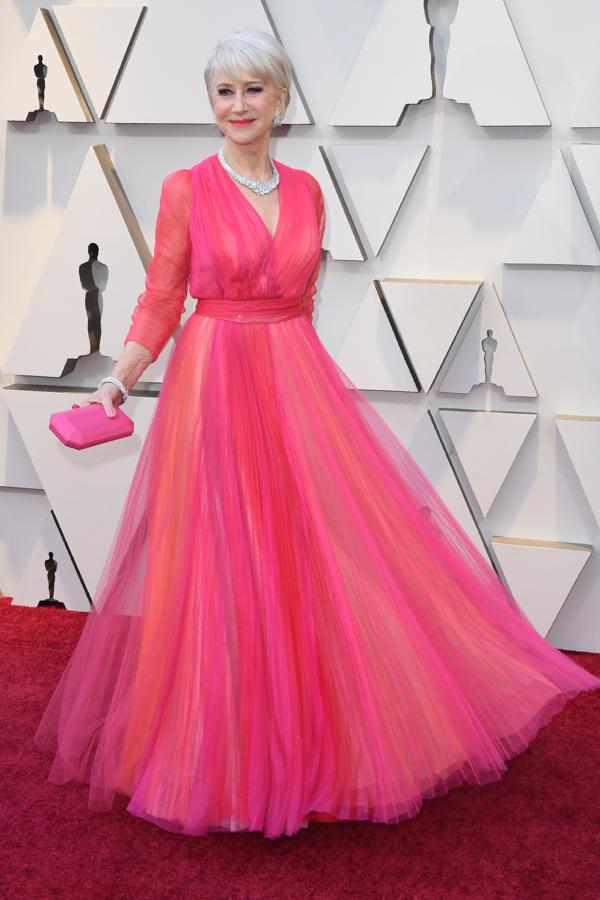 Helen Mirren ha apostado por un llamativo vestido de tul rosa fucsia de Schiaparelli para posar en la alfombra roja de los Oscar 2019.