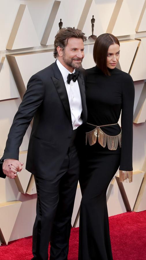 Pero si hay alguien que podía rivalizar en la alfombra roja de los Oscar 2019 con Lady Gaga, esa era la 'otra mujer' de  Bradley Cooper: Irina Shayk , que estaba imponente con este vestidazo de Ricardo Tisci para Burberry.
