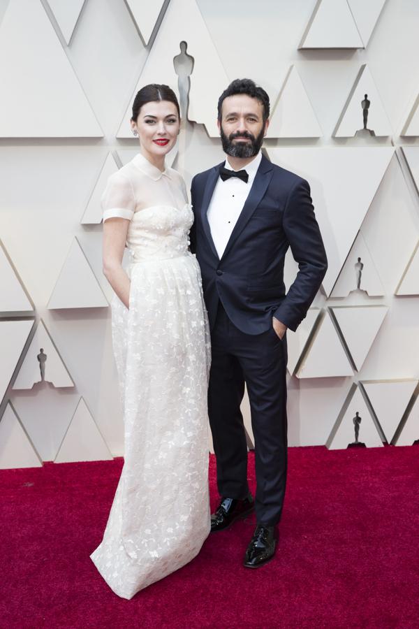 Marta Nieto (en la foto junto a Rodrigo Sorogoyen) es una de  las pocas españolas  que esta noche ha pisado la alfombra roja de los Oscar, y no ha podido poner el listón de estilo más alto con este elegantísimo vestido 'made in Spain' de Delpozo.
