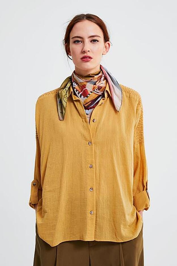 Blusa con detalle fruncido en el hombro, de Zara.