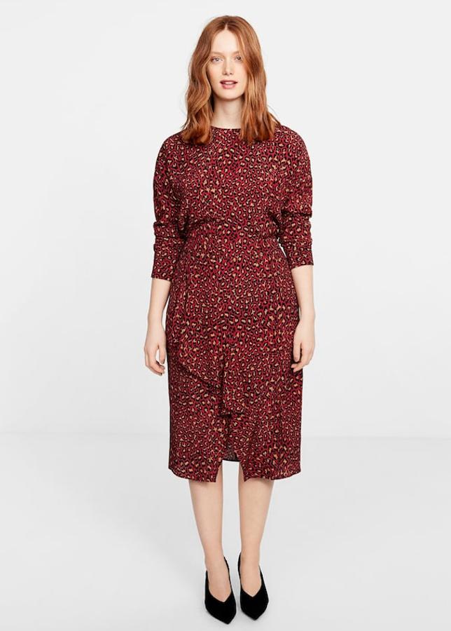 Una combinación ganadora: falda midi con estampado de leopardo en tejido fluido y diseño midi, con un volante de adorno (39,99 euros) y blusa con el mismo estampado, con puños abotonados y cierre en la parte posterior (39,99 euros).