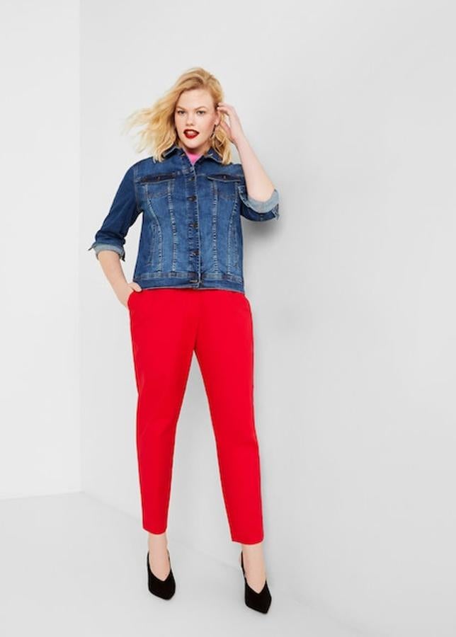 Fantásitico estilismo lleno de estilo con tres piezas de lo más accesibles. Una cazadora en denim lavado oscuro (39,99 euros). Pantalón de traje en algodón (39,99 euros), con dos bolsillos laterales, trabillas en la cintura y cierre de cremallera y gancho. El zapato forrado con un tejido con textura lleva un tacón que mide 5 centímetros y termina en punta (29,99 euros).