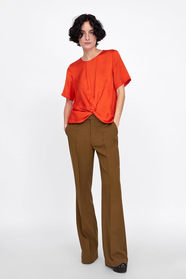 Camisa de raso, con detalle de nudo en la cintura, 29,95 euros.