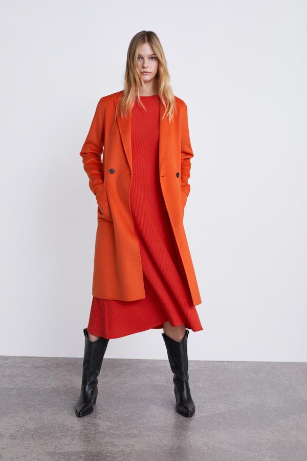 De corte masculino y largo tres cuartos, 99,95 euros.