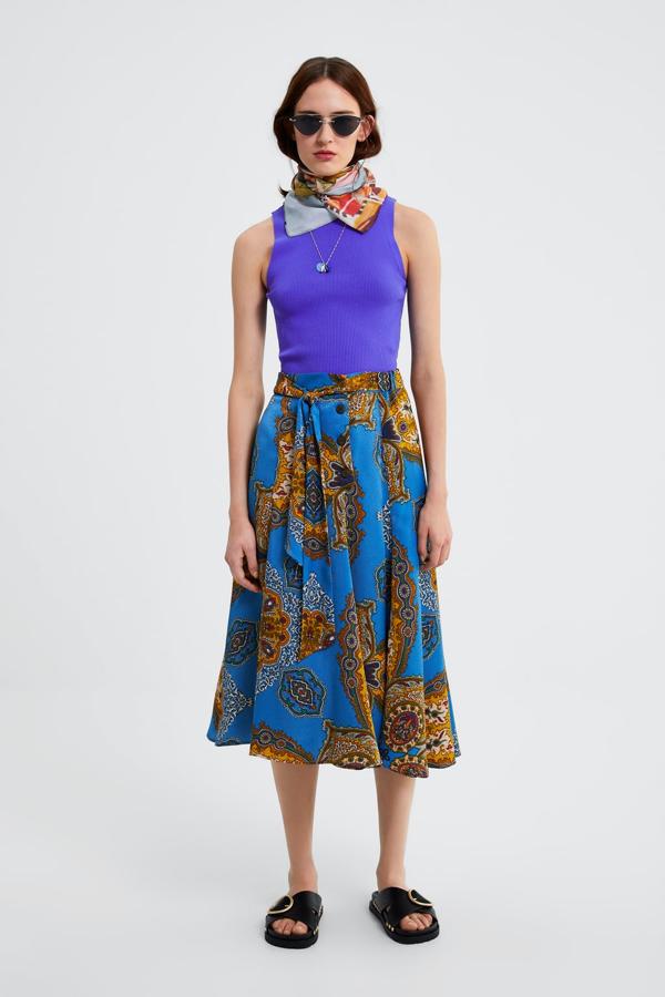 Falda con diseño fluido, estampado en tonos azules y mostazas con detalle de lazo y cierre de botones, 29,95 euros.