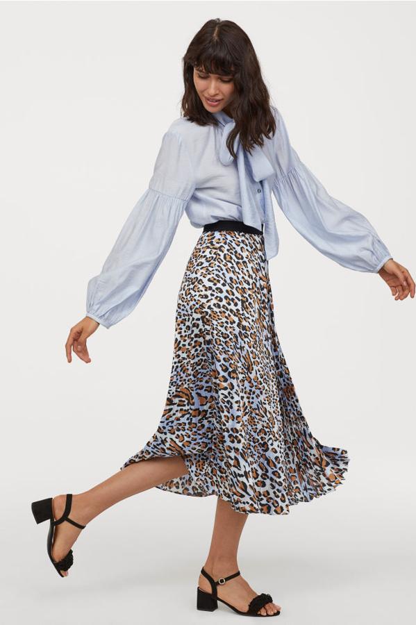 Falda plisada con estampado de leopardo en color azul y marrón, 49,99 euros.