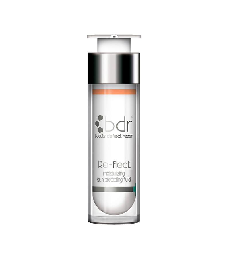 El protector global dermacéutico previene los daños que producen en la piel los rayos del sol, la contaminación y la luz azul de las pantallas. Además, ejerce una función antibacteriana y consigue frenar los signos del envejecimiento. Contiene filtros solares minerales y químicos, los primeros (SPF 20) ofrecen una protección inmediata, pero que pierde su efecto con el agua; y la protección química (SPF 30), tarda media hora en ser efectiva, pero no pierde su pantalla protectora al contacto con el agua. (60 €).