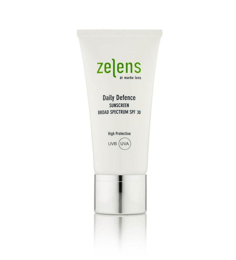 Protector de amplio espectro con SPF30. Formulado con una novedosa tecnología de micro-encapsulación que consigue que los filtros orgánicos en este protector, se queden en la superficie de la piel sin penetrar en ella. Incluye poderosos antioxidantes para reducir la formación de radicales libres, reforzar la función natural de barrera y combatir los signos del envejecimiento prematuro. (70 €).