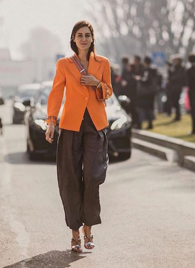La "influencer" lleva un look de Armani con chaqueta naranja.