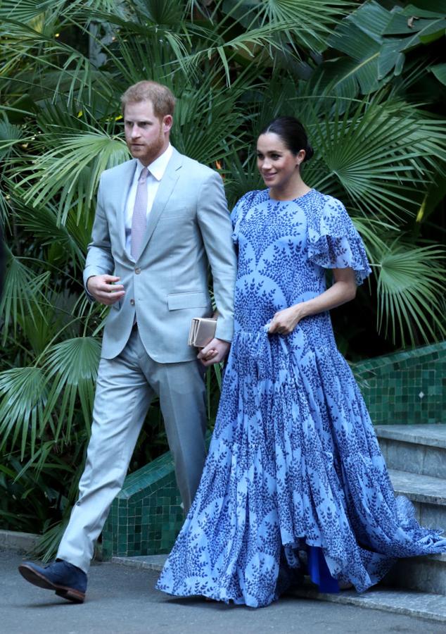 El último look de Meghan Markle en Marruecos no ha podido ser más inspirador: la Duquesa de Sussex ha apostado por un maxi vestido estampado en tonos azules de Carolina Herrera.