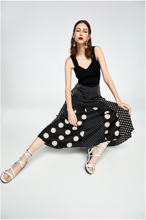 En blanco y negro con un ligero efecto patchwork con diferentes piezas y lunares de distintos tamaños. 35,99 euros.