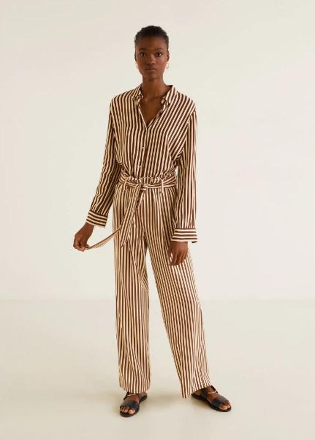 Si ya apuestas por un 'total look', como este de Mango, el efecto alargador se multiplica. La blusa y el pantalón cuestan 29.99 euros cada uno.