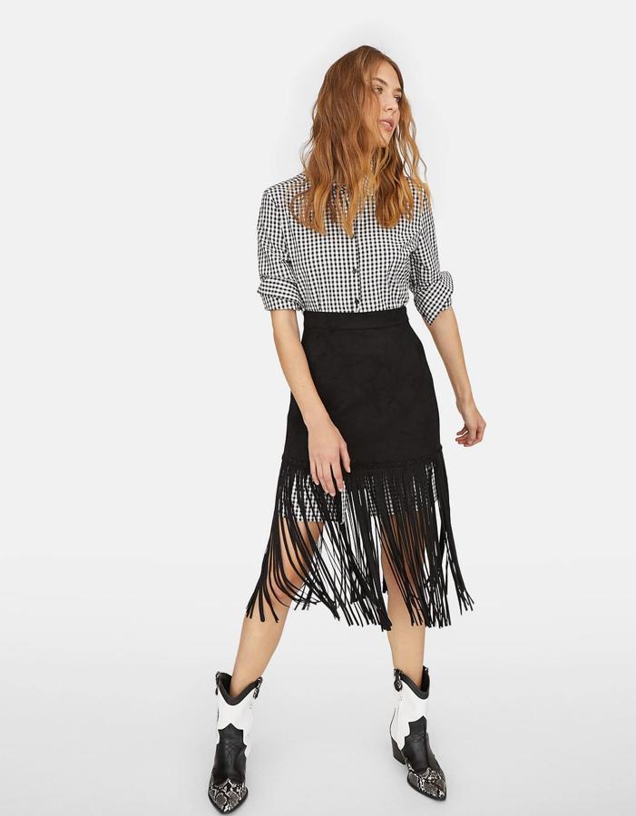 Los flecos, además de estar de plena tendencia, crearán un efecto vertical que estilizará muchísimo tu silueta. Esta falda de Stradivarius es un buen ejemplo, y cuesta 25.99 euros.