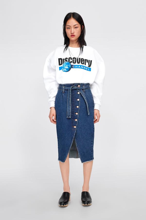 Esta falda vaquera de Zara (25.95 euros) ha sido todo un descubrimiento: su cintura marcada, sus botones delanteros y su abertura harán que tus piernas parezcan más largas.