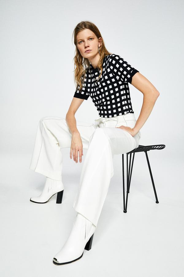 Los jerséis de manga corta están por todas partes. Y este en blanco y negro nos ha enamorado nada más verlo. Cuesta 19,99 euros.