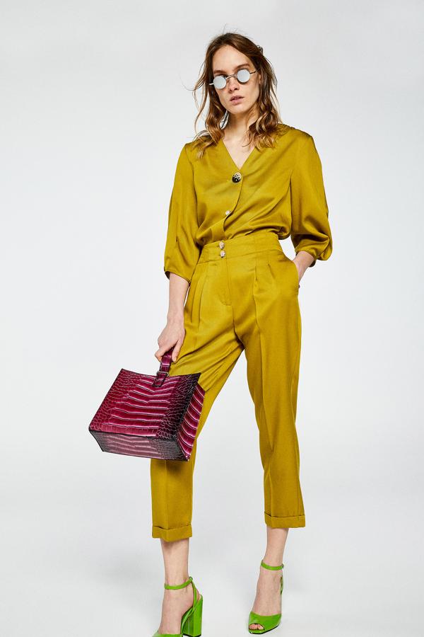 La armonía que crean es súper favorecedora. Además, este de Sfera (29.90 euros cada pieza), marca cintura y con el largo capri del pantalón te hace las piernas más largas y delgadas.