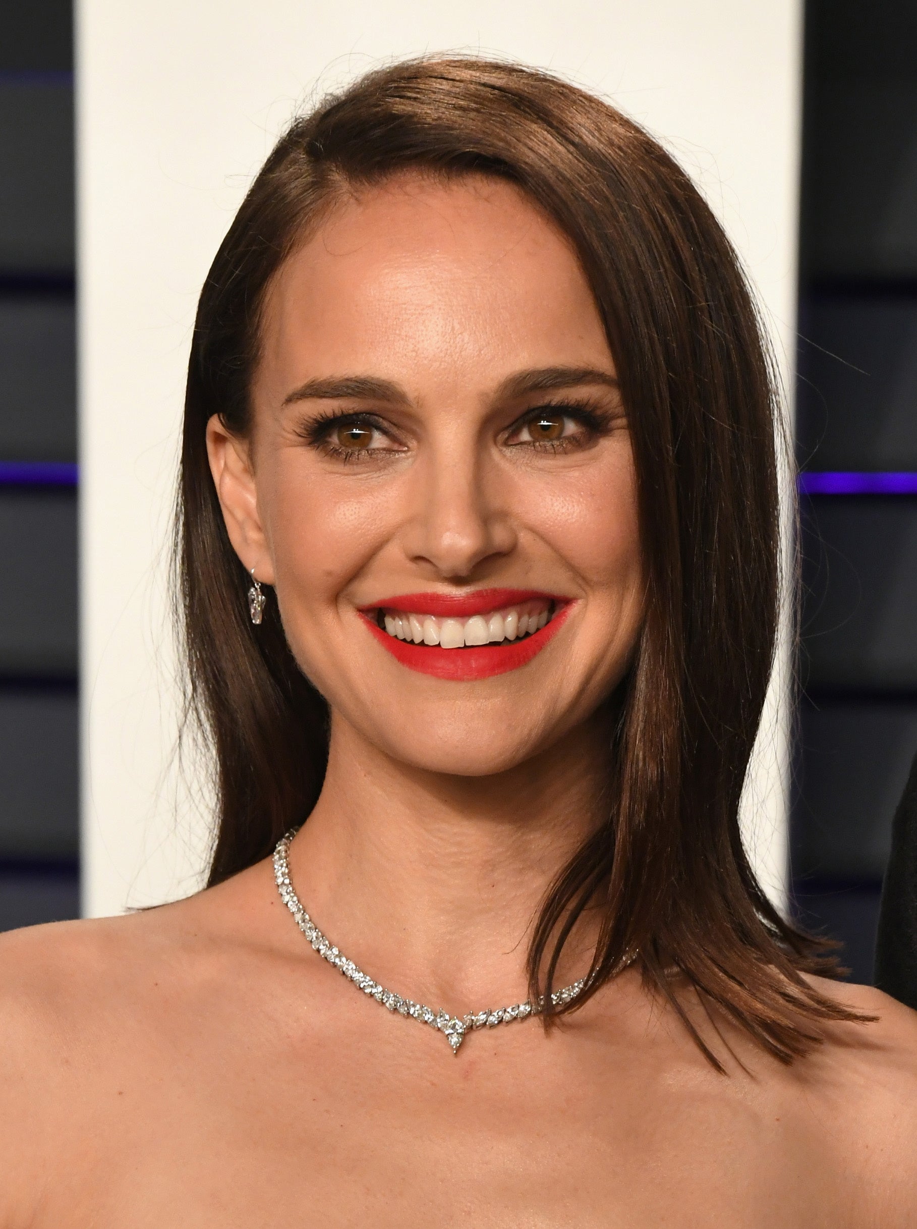 No es muy común casarse con los labios rojos pasión, pero este maquillaje de Natalie Portman tiene unos labios efecto mordido y muy difuminado que podría quedar perfecto con el tono de piel de María Pombo.