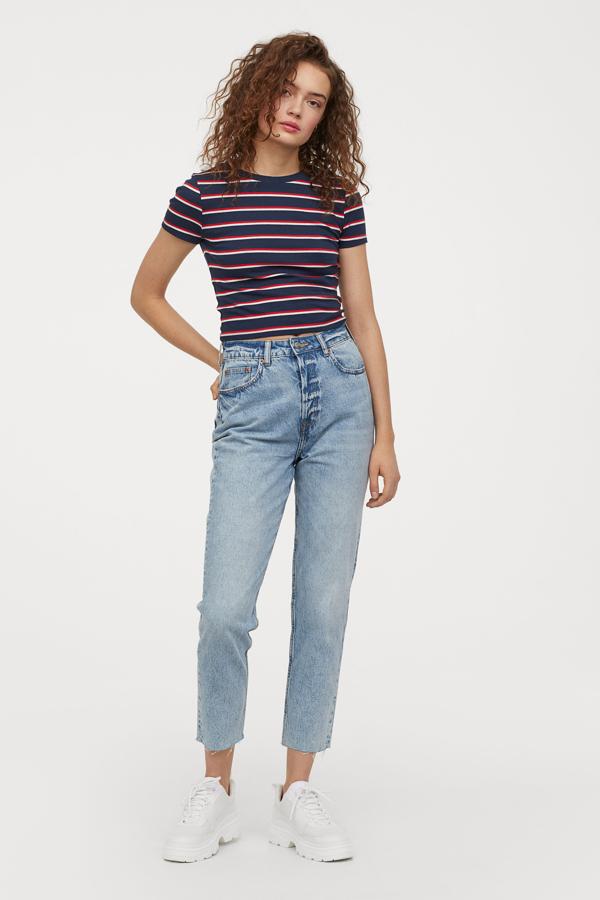 Aunque no te lo creas, es el vaquero que más favorece a las 'bajitas', porque marca cintura, realza el trasero y hace las piernas más largas. Estos de H&M cuestan 24.99 euros.