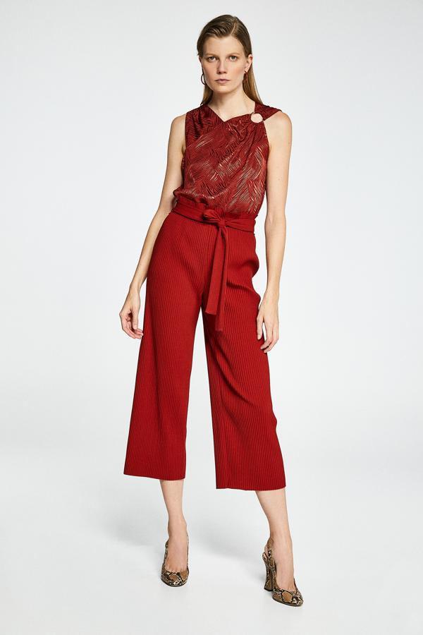 A las modelos les quedan a media pierna, a nosotras, las bajitas, justoa a la altura del tobillo, el largo perfecto para que nuestras piernas se vean más estilizadas. Estos son de Sfera, y cuestan 25.99 euros.