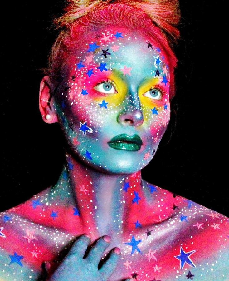 Si eres una apasionada del arte abstracto y quieres que los colores más llamativos sean los protagonistas, sin duda esta cuenta de maquillaje es perfecta para ti. Stephanie Fernandez es capaz de lograr maquillar auténticas obras de arte en los rostros de sus modelos y de conseguir resultados tan impresionantes como este maquillaje surrealista y casi 'espacial'. (@stephanie_fernandez).