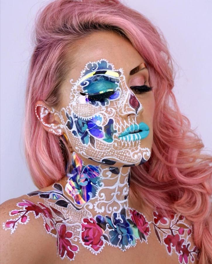 Cuenta con más de 844 mil seguidores en Instagram y sus maquillajes son lo más elaborado y espectacular que puedas imaginar. Aunténticas obras de arte de maquillaje de fantasía que Vanessa Davis consigue en cada una de sus publicaciones y que nos morimos de ganas por copiar. Pero si vas a copiarlos te aconsejamos que te lo tomes con calma, porque sus maquillajes no son precisamente sencillos de conseguir(@the_wigs_and_makeup_manager).