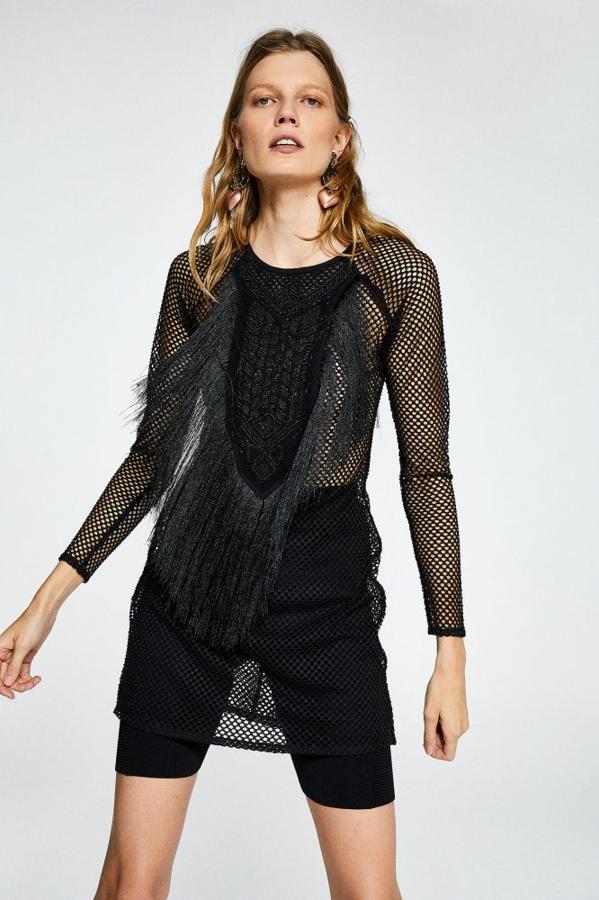 Este vestido mini lo tiene todo. Dos de las tendencias más punteras del momento y una buena dosis de sensualidad para tus looks de noche más atrevidos. Cuesta 29,99 euros.