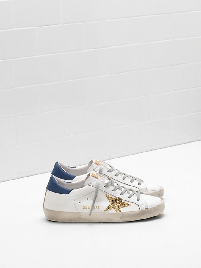 El modelo ‘Superstar’ de la marca italiana Golden Goose es, sin duda, el más imitado de los últimos años. Este con estrella dorada y detalle azul en el talón puede ser tuyo por 350€.