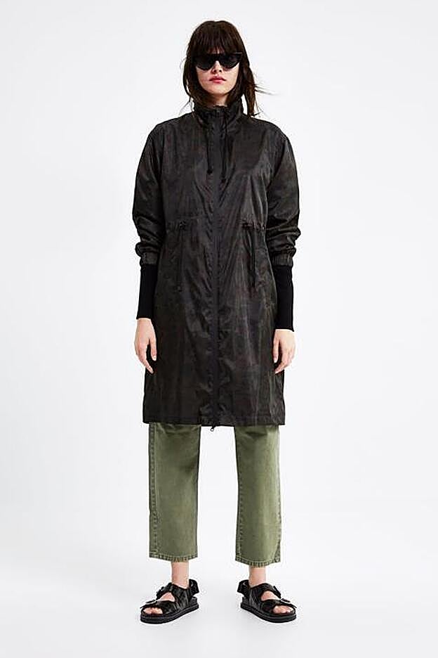 Parka ligera anti lluvia de Zara.