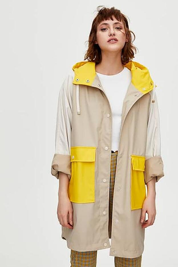 Chubasquero con patrón clásico y ligeramente 'oversize'.