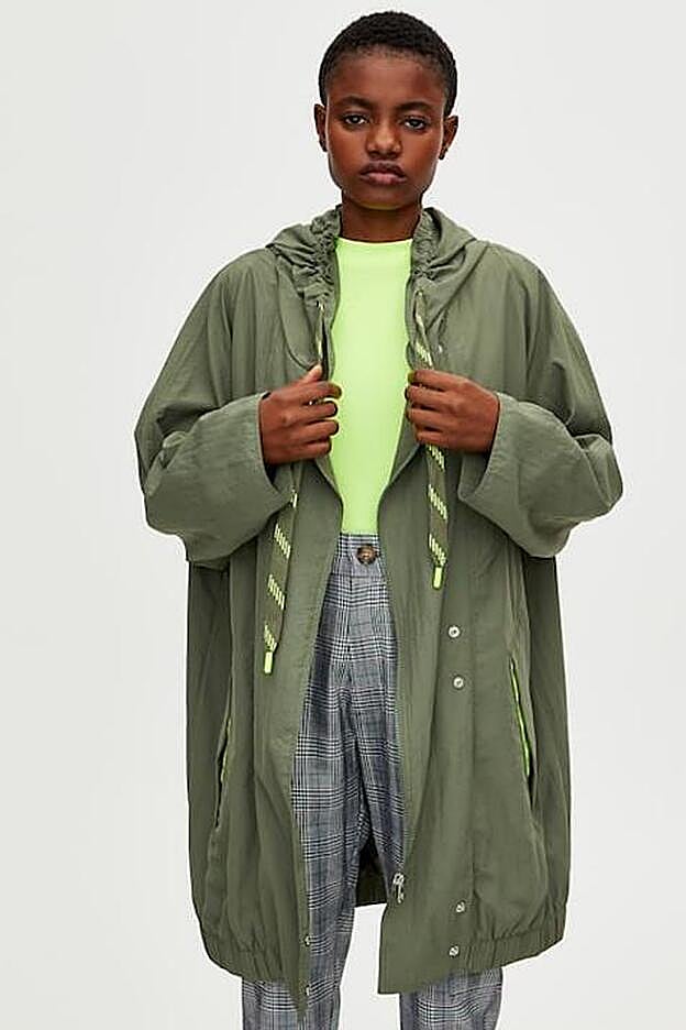 La clásica parka verde, actualizada por toques de flúor, de Pull&Bear.