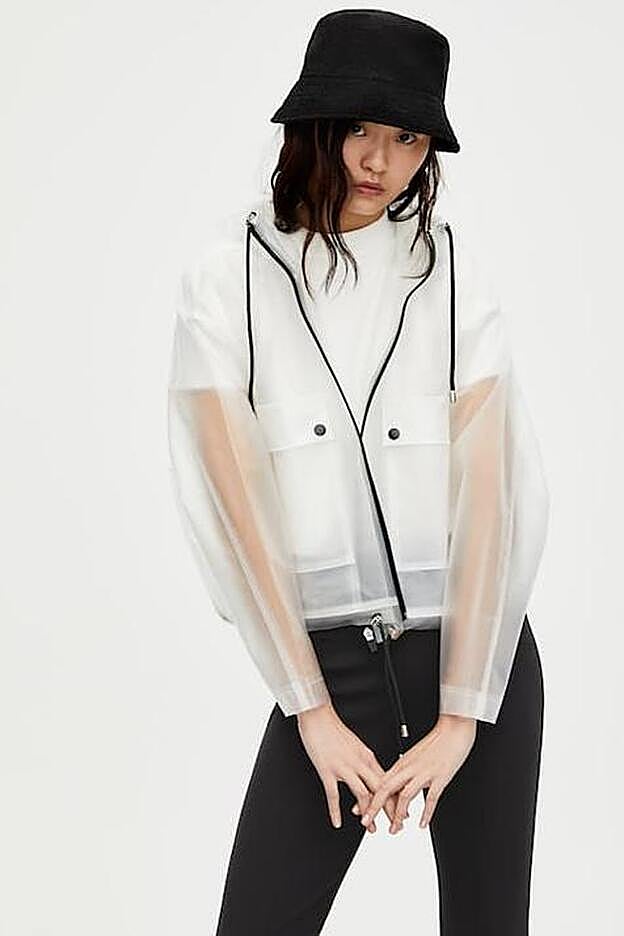 Chubasquero transparente con ribete negro de Pull&Bear.