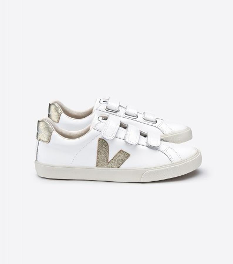 Las zapatillas Veja llevan un tiempo entre nosotros y nos encantan. Hazte con un modelo un poco más especial (con velcro y detalles en dorado) por 110 euros.