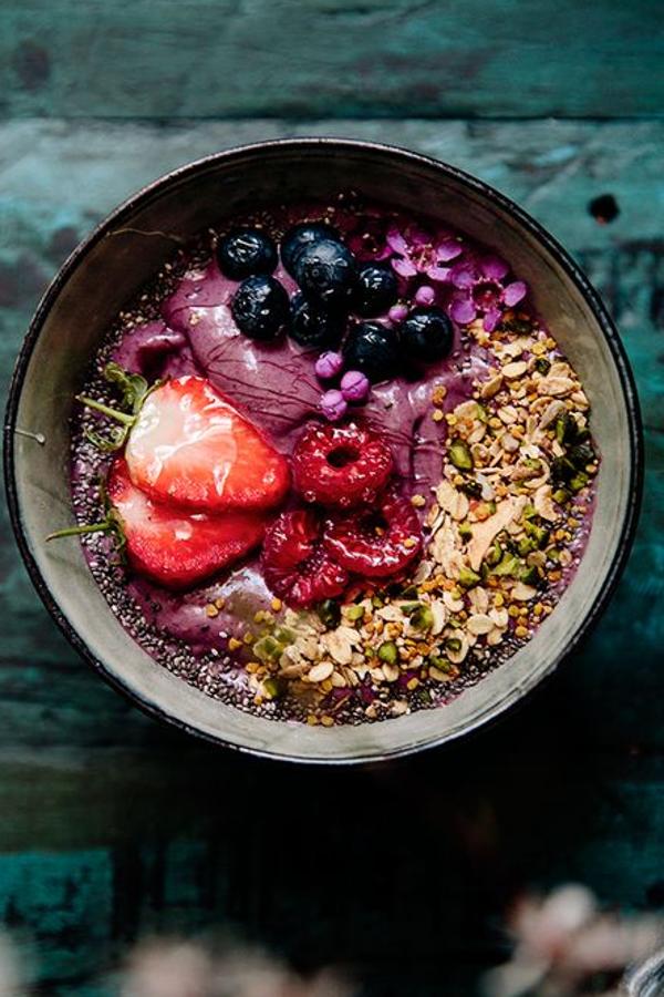 Acai es el fruto de una especie de palmera tropical que proviene de Brasil y que tiene un tamaño similar al de una uva. Se ha ganado el nombre de superalimento, sobre todo, por su  alta cantidad de antioxidantes naturales.  Pero también por  ayudar a adelgazar  al ser un desintoxicante natural, y por sus efectos anti envejecimiento.