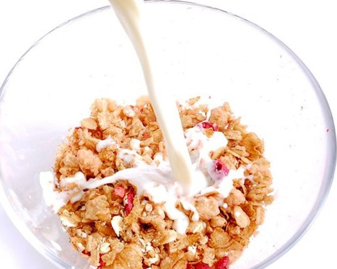 Los cereales no son solo un alimento para incluir en el desayuno. Unos  integrales bajos en azúcar  pueden ser una excelente manera de reponer tu cuerpo del entrenamiento aportándole los carbohidratos que necesita. Si los mezclas con leche, también le proporcionarás las  proteínas . Una combinación perfecta y deliciosa que mejorará la reparación muscular.