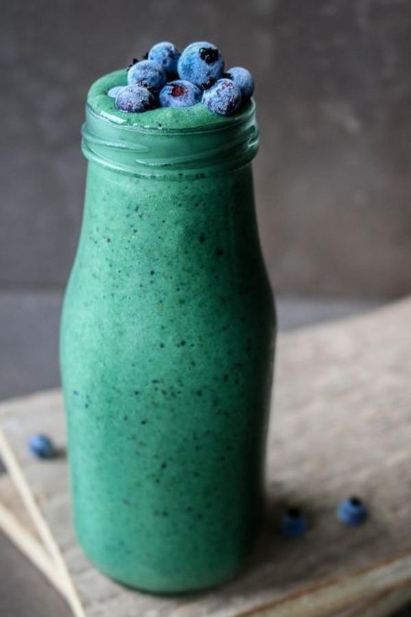 La espirulina es una cianobacteria que tiene forma de espiral (de ahí su nombre), y es de color azul verdoso por la presencia de la clorofila que le da el color verde y de la ficocianina, pigmento que le da el color azulado. Contiene una gran variedad de elementos nutritivos:  vitaminas, minerales, ácidos grasos esenciales, proteínas, clorofila, y una amplia gama de fitoquímicos.  Ayuda a combatir contra la obesidad, la artritis, las úlceras intestinales, la hipertensión o las infecciones.