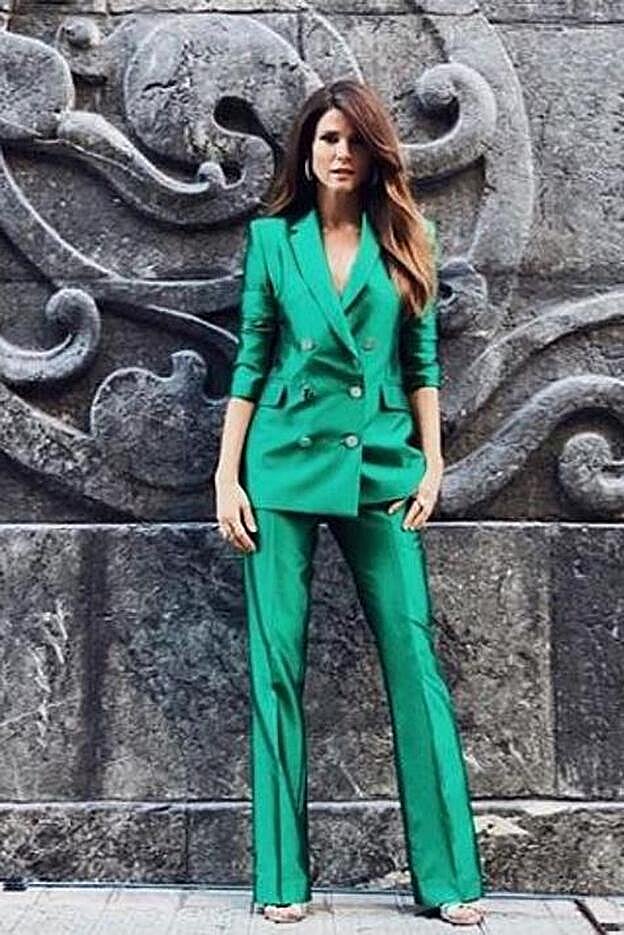 La actriz Juana Acosta con traje de la firma.