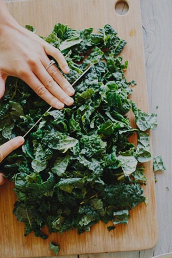 La kale -o col rizada-, es una hortaliza de hoja verde proveniente de la familia del brócoli y la coliflor. Es rica en en  fibra, antioxidantes, calcio, vitamina K, vitamina C y hierro , entre otros nutrientes. Además, tiene grandes funciones como: ayudar a mantener el colesterol sano, mejorar la función inmunológica, prevenir el cáncer y reducir el riesgo de enfermedades crónicas.