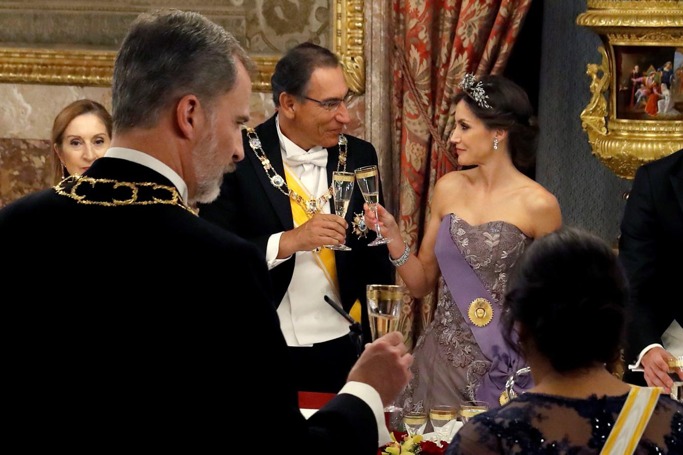 La Reina, elegantísima, brinda con el presidente de Perú durante la cena de gala en el Palacio Real de Madrid.