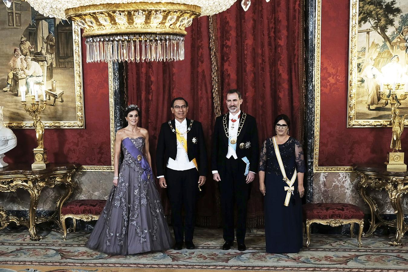 Los Reyes, junto al Presidente de la República del Perú, Martín Alberto Vizcarra Cornejo, y a la Primera Dama, Maribel Díaz Cabello. Doña Letizia ha recuperado un vestido de corte princesa de Felipe Varela que estrenó en 2011.
